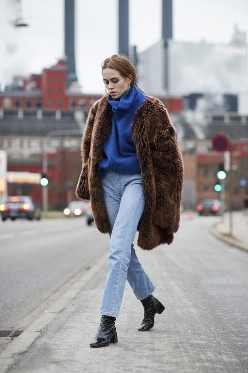 Μάλλινο ζιβάγκο με denim παντελόνι και faux fair coat.