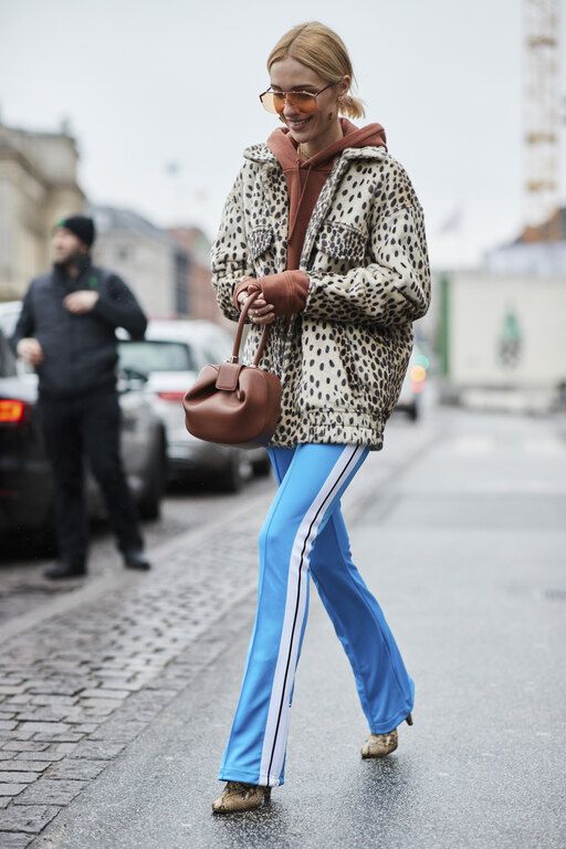 Track pants με φούτερ, jacket με animal prints και pointy heels.