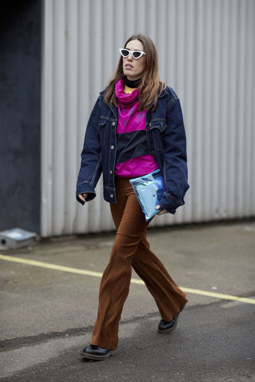 Denim jacket μέσα από παλτό ή πάνω από φούτερ.