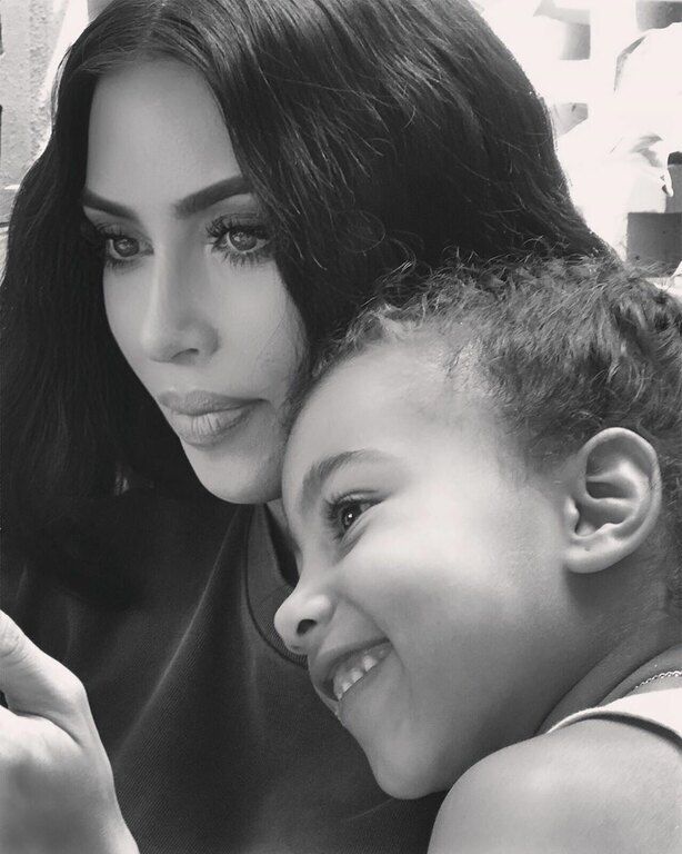 Ναι, μιλάμε για την Kim Kardashian και τον Kanye West που αποφάσισαν να πάρουν δώρο Χριστουγέννων στην κόρη τους το jacket του βίντεο που βρέθηκε σε δημοπρασία.