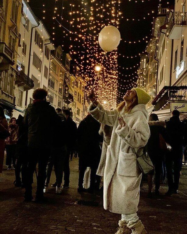 Η Μαρία Ηλιάκη με teddy bear coat και σκούφο