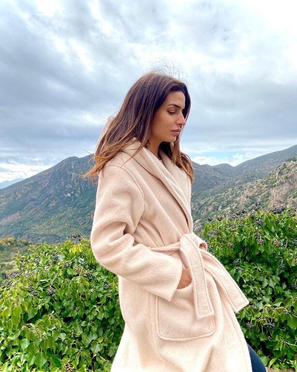 Η Τόνια Σωτηροπούλου με λευκό wrap coat και denim παντελόνι