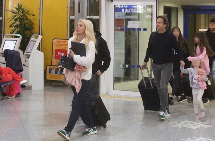 H Eλένη Μενεγάκη στο αεροδρόμιο με τον Μάκη και τα τέσσερα παιδιά της (photos)