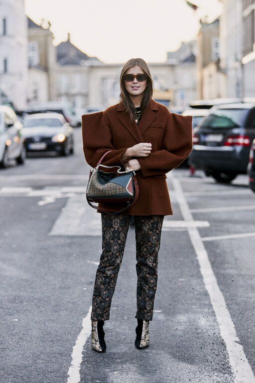 Αν έχεις επενδύσει σε ένα shoe trend, όπως ήταν φέτος τα mules, να τα φοράς με όλους τους τρόπους ολόκληρη την ημέρα και πρωί και βράδυ. Να «κάνεις απόσβεση» για να μιλήσουμε και με οικονομικούς όρους.