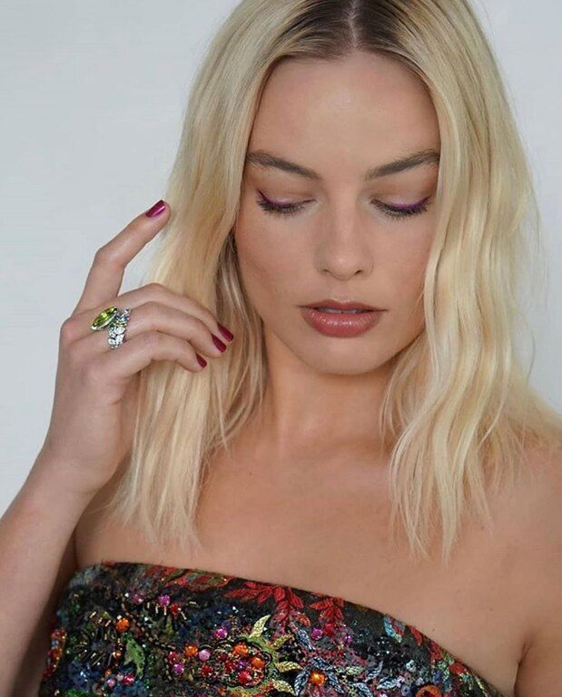 Η Margot Robbie φόρεσε μία Chanel δημιουργία και το μανικιούρ που διάλεξαν μαζί με τον Tom ήταν ένα custom μπορντό.