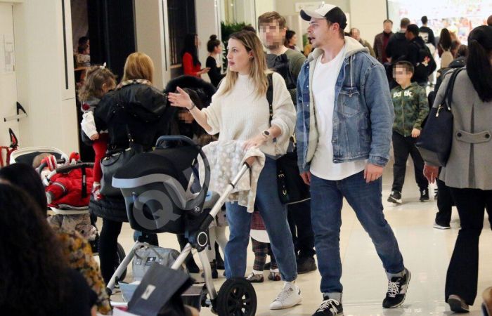 Ο Νίκος Μίχας σε σπάνια δημόσια έξοδο με την σύζυγό του και το μωράκι τους
