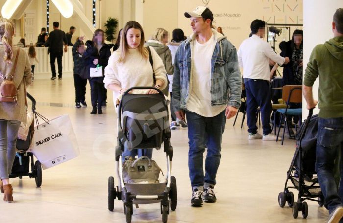Ο Νίκος Μίχας σε σπάνια δημόσια έξοδο με την σύζυγό του και το μωράκι τους