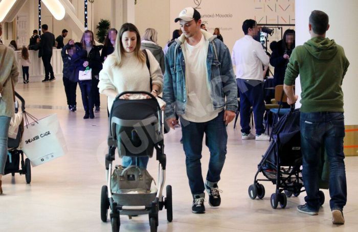 Ο Νίκος Μίχας σε σπάνια δημόσια έξοδο με την σύζυγό του και το μωράκι τους