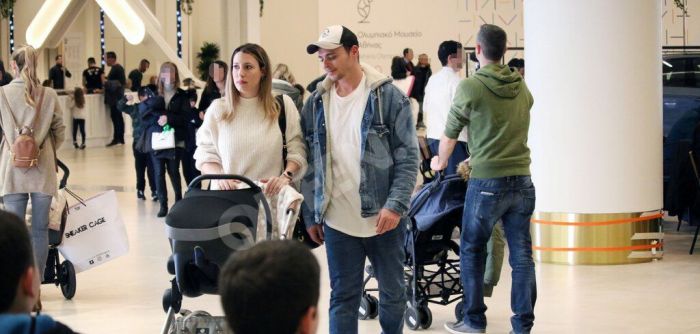 Ο Νίκος Μίχας σε σπάνια δημόσια έξοδο με την σύζυγό του και το μωράκι τους