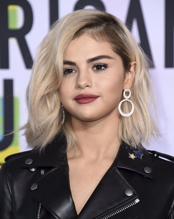 SELENA GOMEZ. Είναι λίγο πιο μακρύ και βρίσκουμε πως το μυστικό του είναι το βάθος που δίνουν οι σκούρες ρίζες.