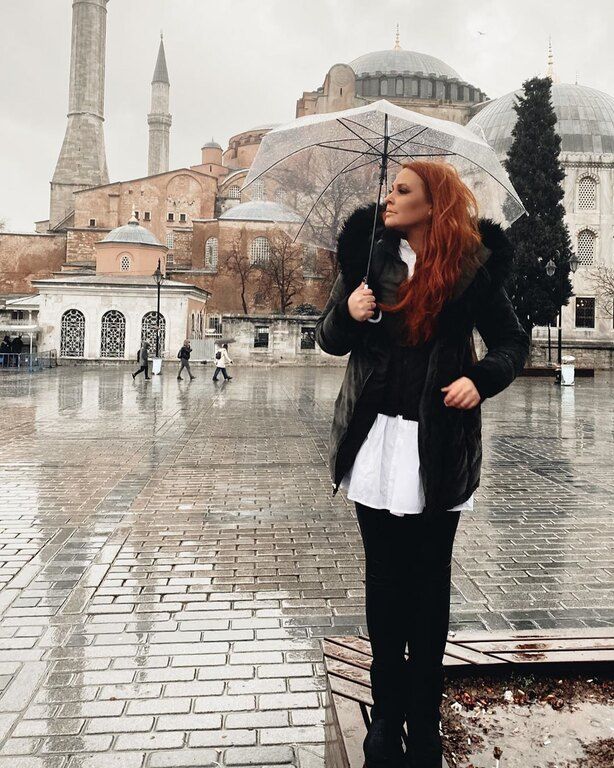 Η Σίσσυ μαζί με τη στιλίστριά της, Πωλίνα Λάμπογλου, επέλεξαν για τη σημερινή εκπομπή ένα βελούδινο φόρεμα με high slit (niriides accessories).