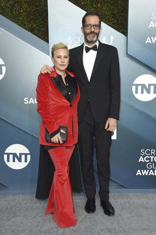 H Patricia Arquette με βελούδινο, κόκκινο κοστούμι με μαύρες λεπτομέρειες.