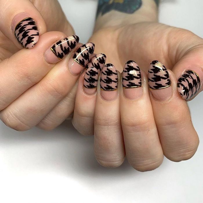 @beautyworksbyamy Τα negative space nails πιο διαφορετικά από ποτέ!