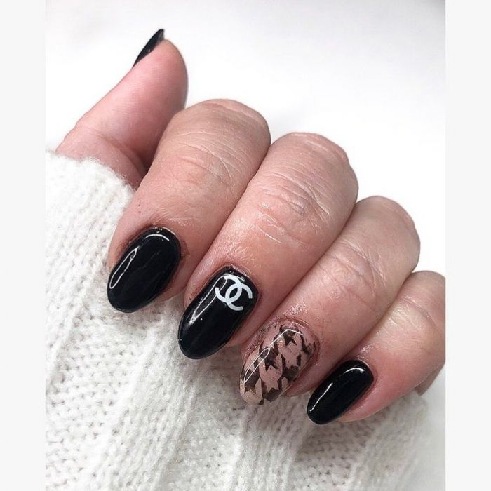 @nolas.nails Αλλά και το nude-μαύρο είναι τέλειο μετο Chanel logo η χωρίς!
