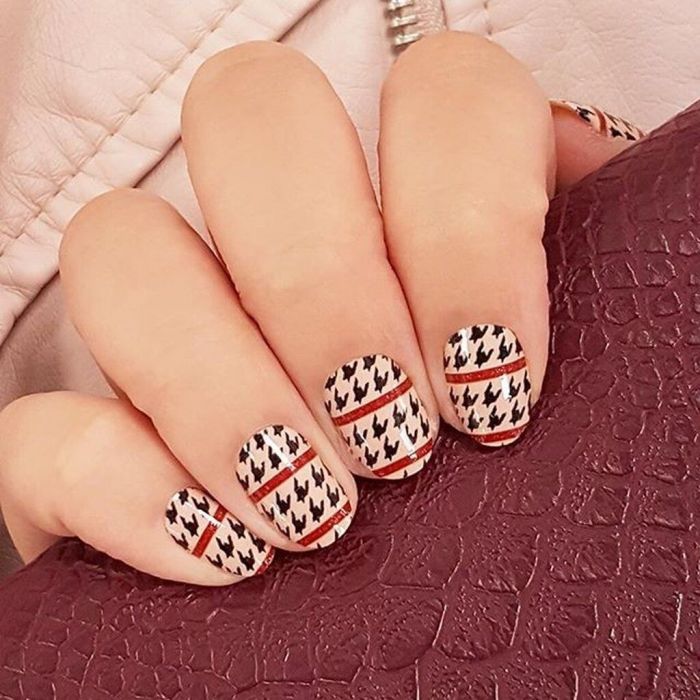 @theswellnails Τα περιβόητα αυτοκόλλητα που κάνουν το μανικιούρ πιο εύκολο.