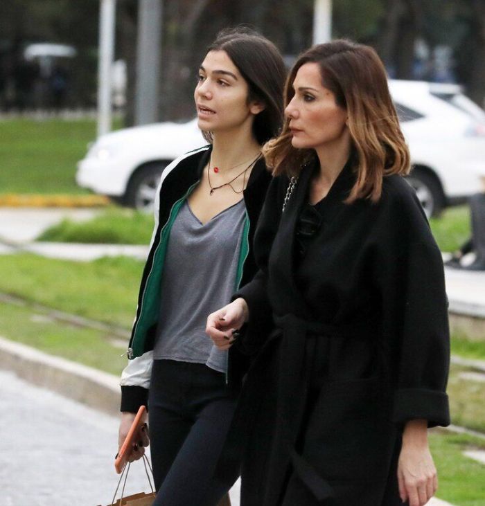 Πάντα στο πλευρό της μητέρας της, είδαμε για μία ακόμη φορά το πόσο πολύ μοιάζουν μαμά και κόρη. Δες τη φωτό παρακάτω.