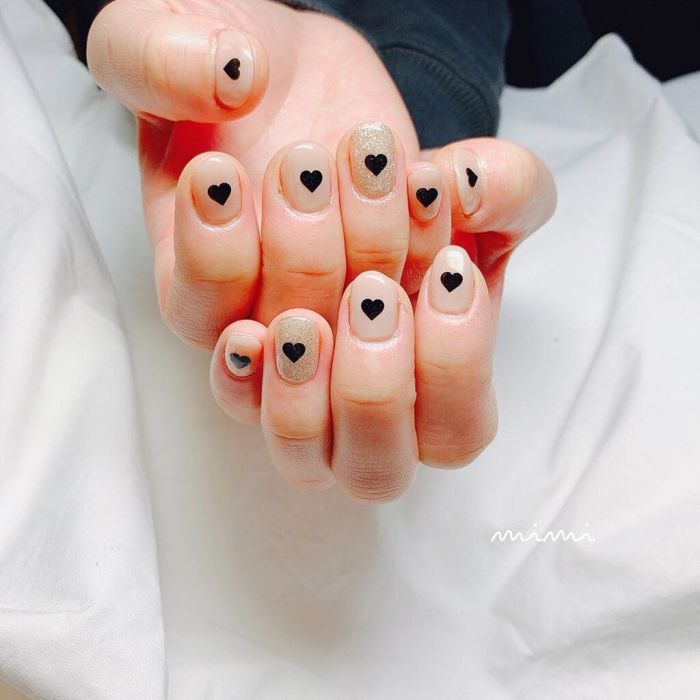 @ta_ko_mimi Είναι nude, έχει καρδούλες ΚΑΙ glitter! Τι άλλο να θες;