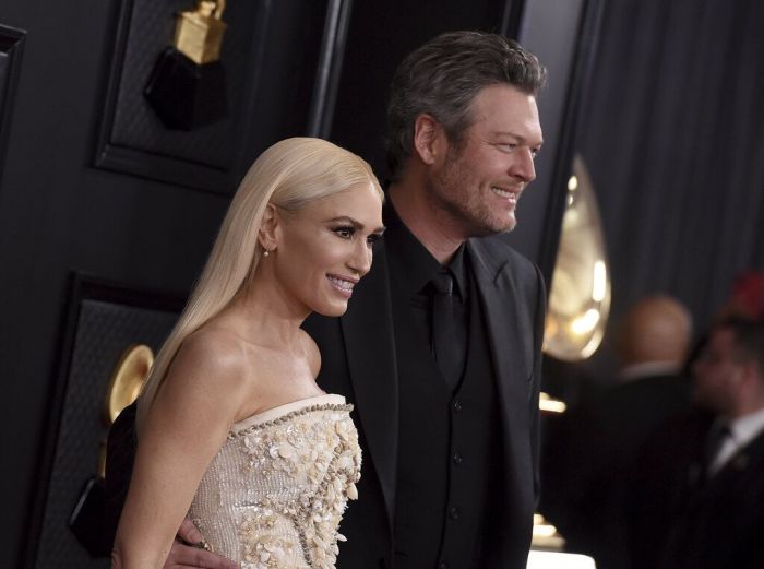 Αυτή συνεχίζει να χαμογελά στο πλευρό του Blake Shelton ενώ ταυτόχρονα κανονίζει την επόμενη πλαστική της επέμβαση.