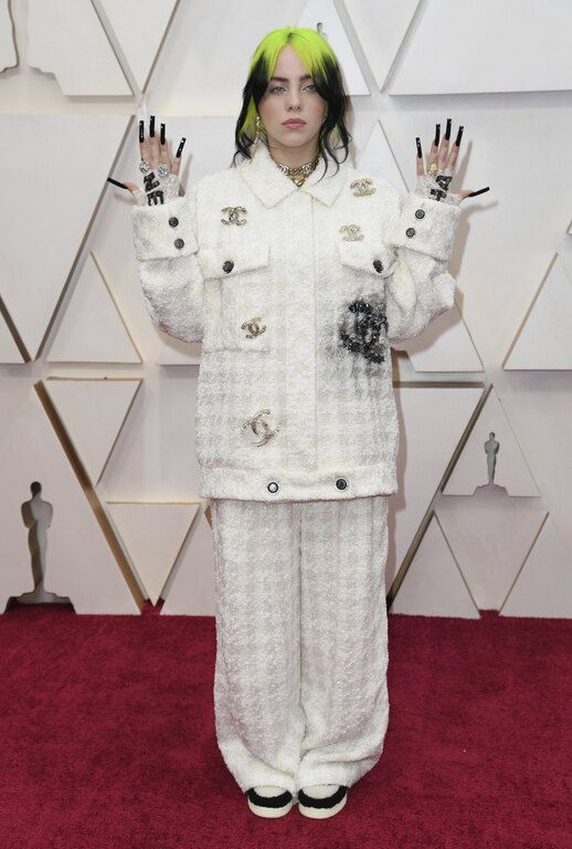 Η Billie Eilish με Chanel