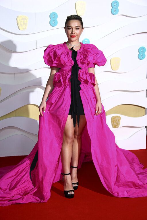 H Florence Pugh με Dries Van Noten