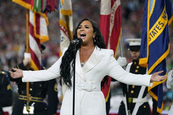 Την ώρα που η Demi Lovato ανέβηκε στη σκηνή για να ερμηνεύσει τον εθνικό ύμνο...
