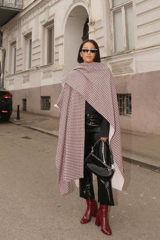 Πειραματίσου με το layering. Φόρεσε ένα oversized πουλόβερ πάνω από το slip dress σου ή ρίξε στο λαιμό σου αντί για κασκόλ ένα πλεκτό πουλοβεράκι και αμέσως θα έχεις κάνει τη διαφορά.
@oumaymaboumeshouli