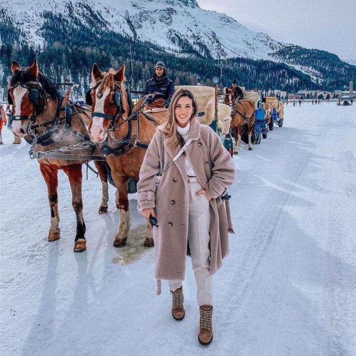 Η Αθηνά Οικονομάκου με λευκό outfit και μπεζ faux fur coat.