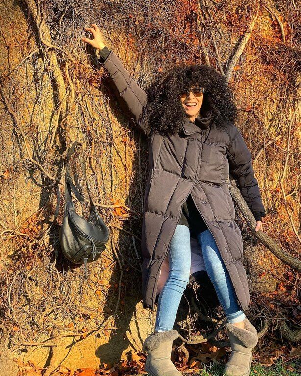 Η Μαρία Σολωμού με μαύρο, puffer jacket και τζιν παντελόνι.