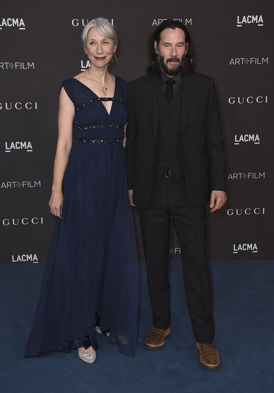 Εκτός του ότι ο Keanu αδιαφόρησε πλήρως για όλα αυτά, μαθαίνουμε τώρα από τη στενή του φίλη, Jennifer Tilly ότι το ζευγάρι είναι μαζί εδώ και χρόνια!!! Μια χαρά μας την έσκασε ο Keanu!!!