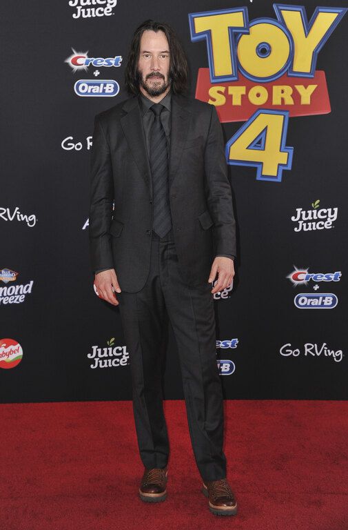O Keanu Reeves λοιπόν, ο αγαπημένος star του Hollywood, μας σύστησε τον Νοέμβριο την αγαπημένη του η οποία είναι εικαστικός, Alexandra Grant.