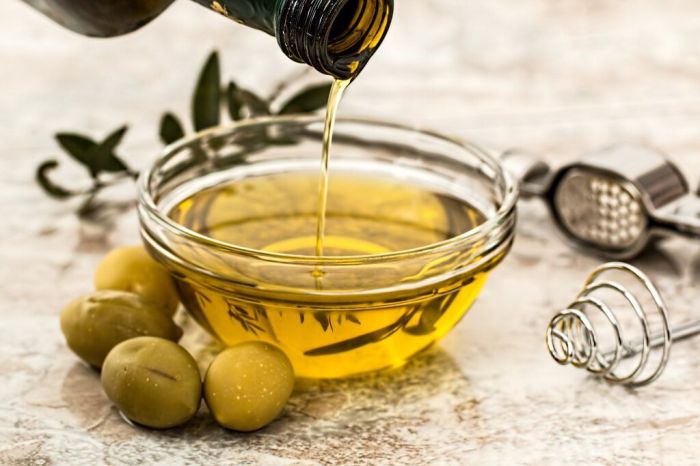 Ενυδάτωσε τα σκασμένα χείλη σου. Βάλε λίγο λαδάκι πριν πέσεις για ύπνο το βράδυ και μόλις ξυπνήσεις θα έχεις απαλά και βελούδινα χείλη.
