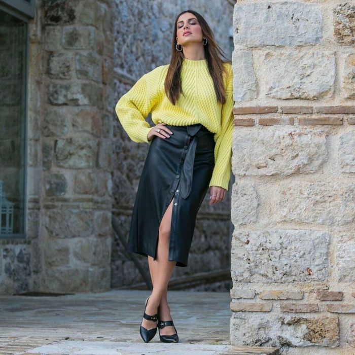 Η Σταματίνα Τσιμτσιλή με κίτρινο πουλόβερ και μαύρη, midi φούστα.