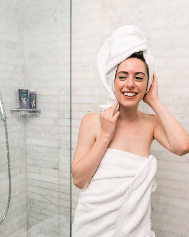 Βρες το σωστό σαμπουάν και conditioner που ανταποκρίνεται στις ανάγκες σου. Θα σε βοηθήσουν πολύ προϊόντα με συστατικά, όπως shea butter, argan oil και λάδι καρύδας.