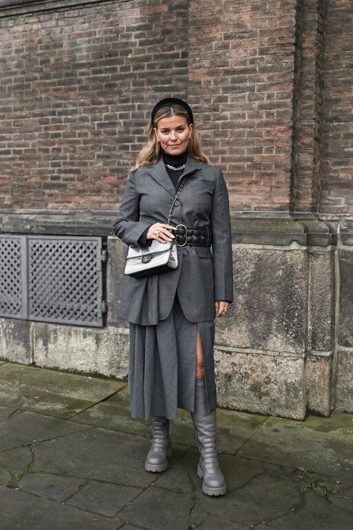 Με γκρι outfit για ένα πιο αυστηρό look.