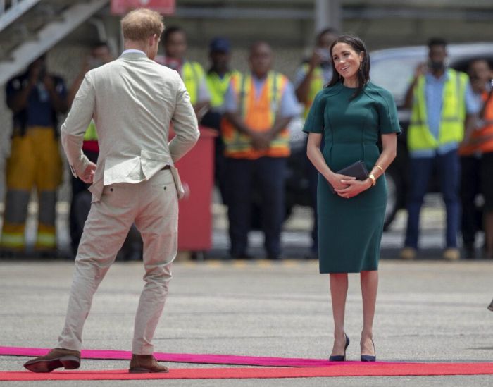 Ένας χρήστης αναρωτιόταν αν η Markle είναι έγκυος ξανά, ενώ ένας άλλος ανέφερε πως είναι πιθανό το ζευγάρι να αρνήθηκε την εμφάνιση στα Oscars εξαιτίας της εγκυμοσύνης.
