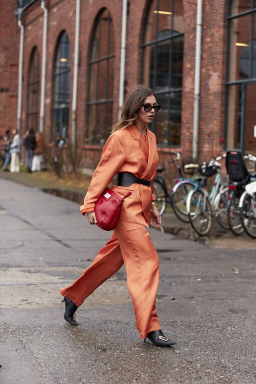 Με orange look για ανατρεπτικές εμφανίσεις.