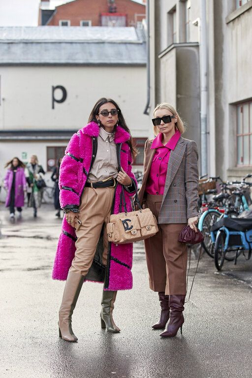 'Ενα faux fair coat και ένα πουκάμισο