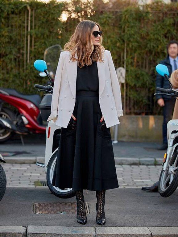 Μακρύ, μαύρο φόρεμα με λευκό σακάκι
@thestylestalkercom