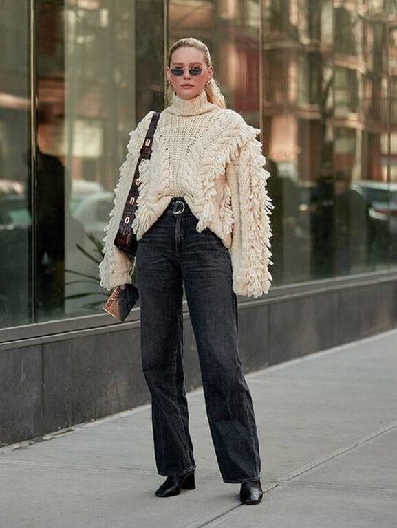 Πλεκτό πουλόβερ με τζιν σε ίσια γραμμή
@thestylestalkercom