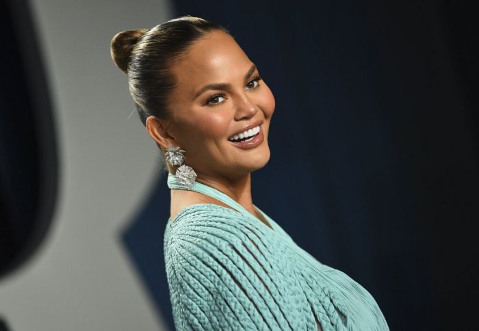 Η Chrissy Teigen φορά το...