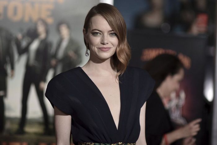 Η Emma Stone φορά το...