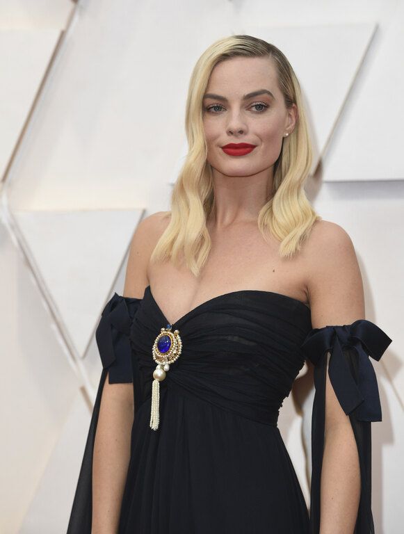 Η Margot Robbie φορά το...