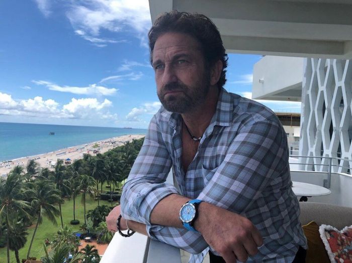 Ο Gerard Butler βρίσκεται στην Ελλάδα για τη λαμπαδηδρομία κι οι δημοσιογράφοι τού έκαναν ερωτήσεις σχετικά με το πώς αισθάνεται που βρίσκεται εδώ.