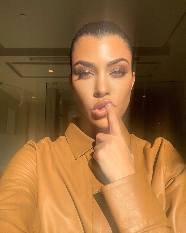 Η Kourtney Kardashian είναι μία γυναίκα με εντυπωσιακές καμπύλες που ανεξαρτήτως φύλου θαυμάζεις.