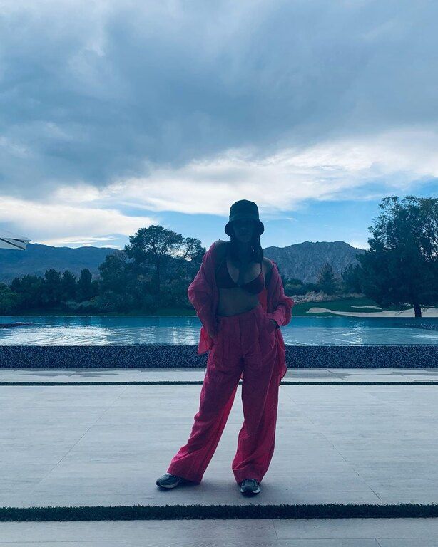 «I’ll take some rain with my sunshine», έγραψε στο caption κι άφησε τους followers της να παραληρούν.