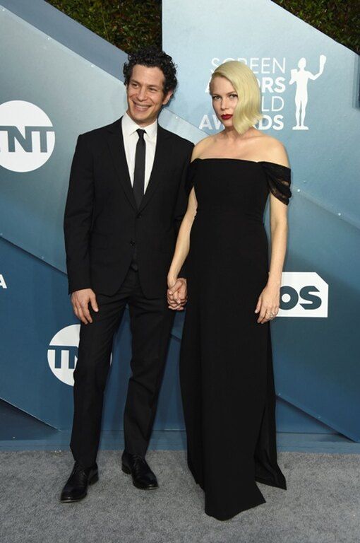 H Michelle Williams λοιπόν, φαίνεται πως παντρεύτηκε τον αγαπημένο της και σκηνοθέτη Thomas Kail, με τον οποίο σε λίγο καιρό θα γίνουν και γονείς!