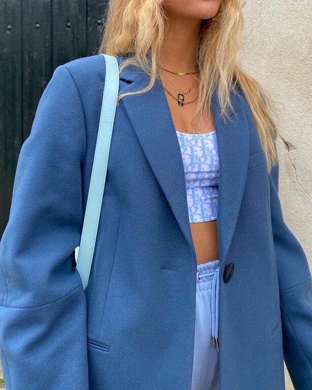 Με vintage crop top και oversized blazer
@chloemonchamp