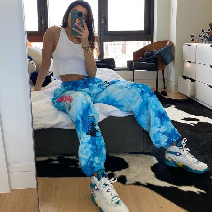 Συνδύασε την tie-dye φόρμα σου με λευκό tank top και ρετρό sneakers
@madisonilissablank