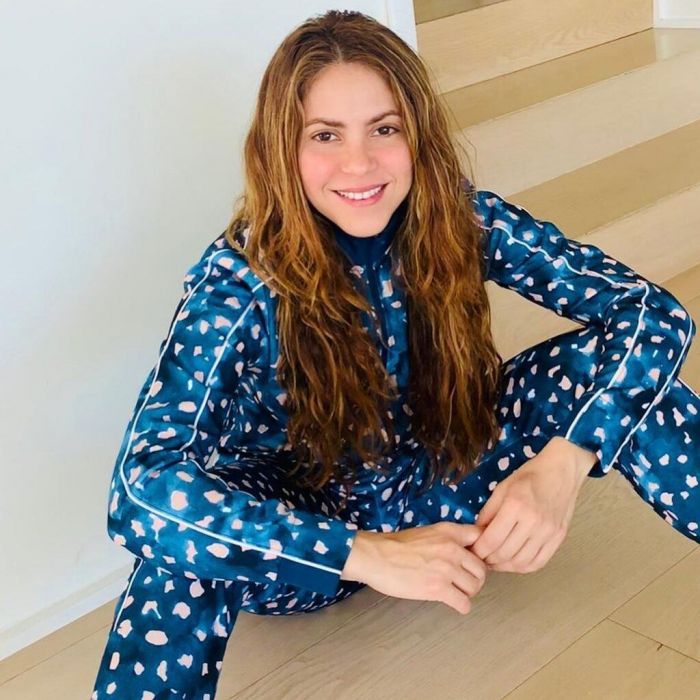 Ιδού η φωτογραφία. Η Shakira δε φορά καθόλου μακιγιάζ και ποζάρει στον γιο της φορώντας πιτζάμες: «Νομίζω ότι ο γιος μου, ο Sasha, θέλει να γίνει φωτογράφος», έγραψε στη λεζάντα.