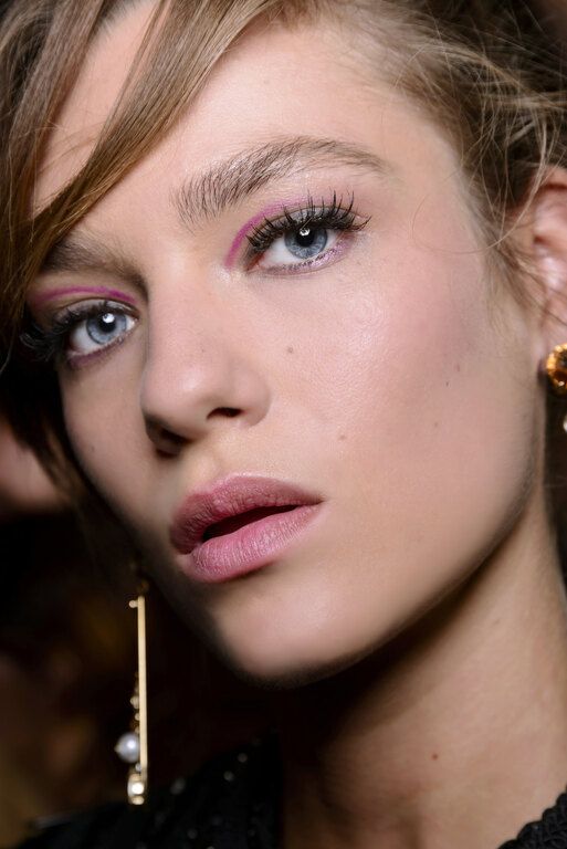 Το floating eyeliner σε φούξια είναι τέλειο, no;